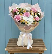 Букет цветов из:  Гвоздики, Орхидеи и Розы в Беломечетской