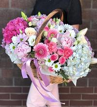 Цветочная композиция из Розы, Хризантемы, Пионы и Лизиантусы в корзине в Беломечетской