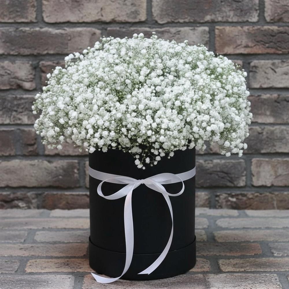 Цветочная композиция из Гипсофила в шляпной коробке в Беломечетской