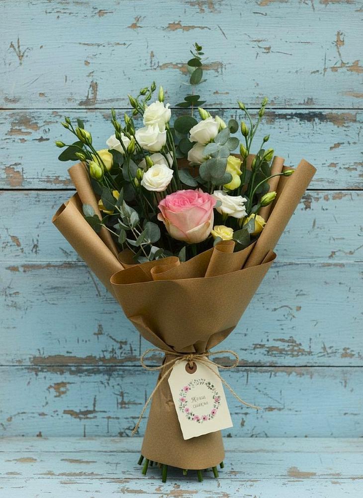 Букет цветов из: Розы и Лизиантусы в Беломечетской