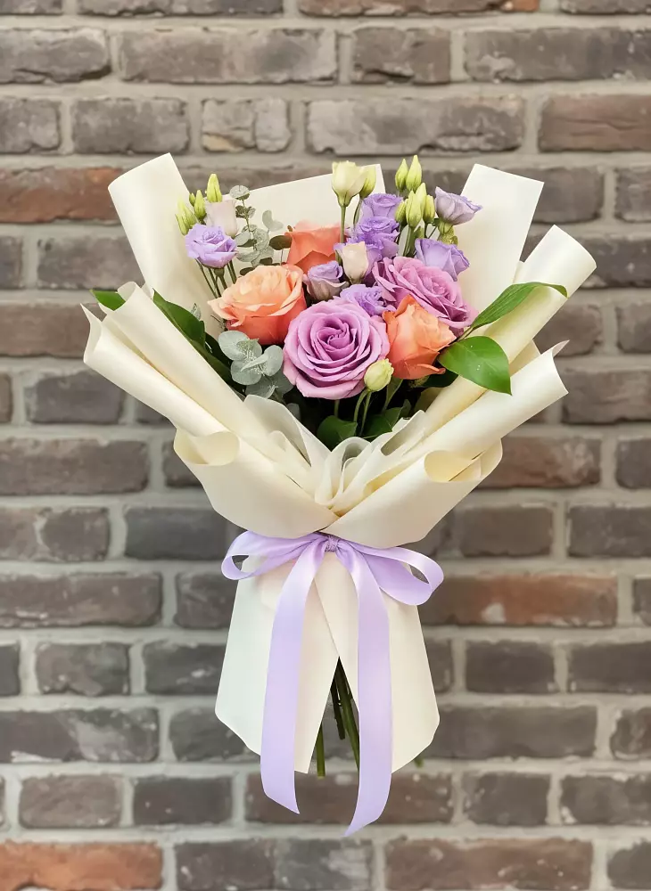 Букет цветов из: Лизиантусы и Розы в Беломечетской