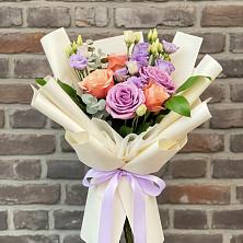 Букет цветов из:  Лизиантусы и Розы в Беломечетской