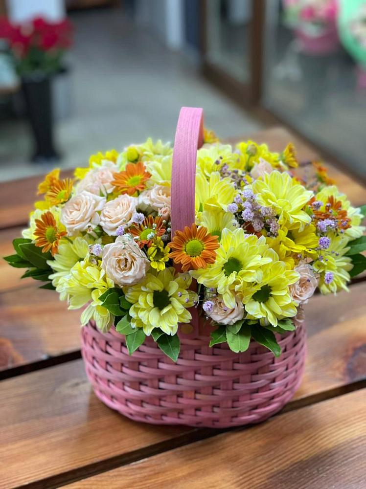Цветочная композиция из Хризантемы и Розы в корзине в Беломечетской