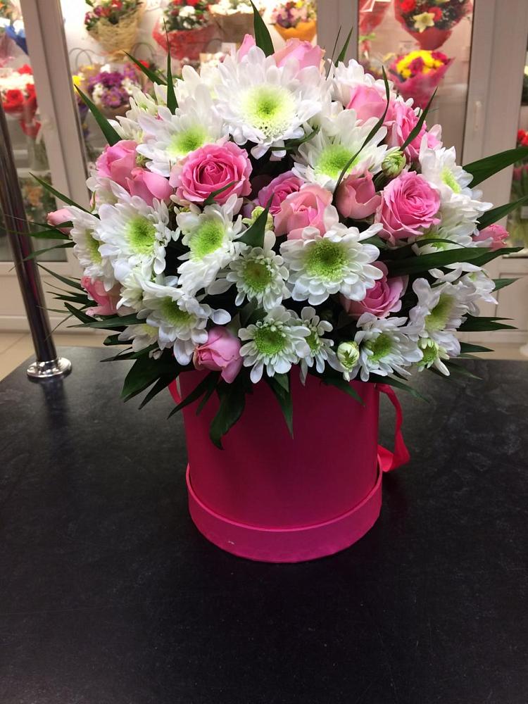 Цветочная композиция из Розы и Хризантемы в шляпной коробке в Беломечетской