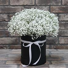 Цветочная композиция из Гипсофила в шляпной коробке в Беломечетской